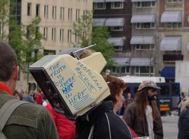 Op deze tv staat: "The Truth is out there! Not in here!"